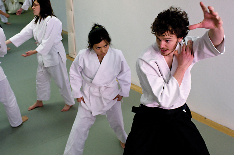 Deshi teaching a beginner